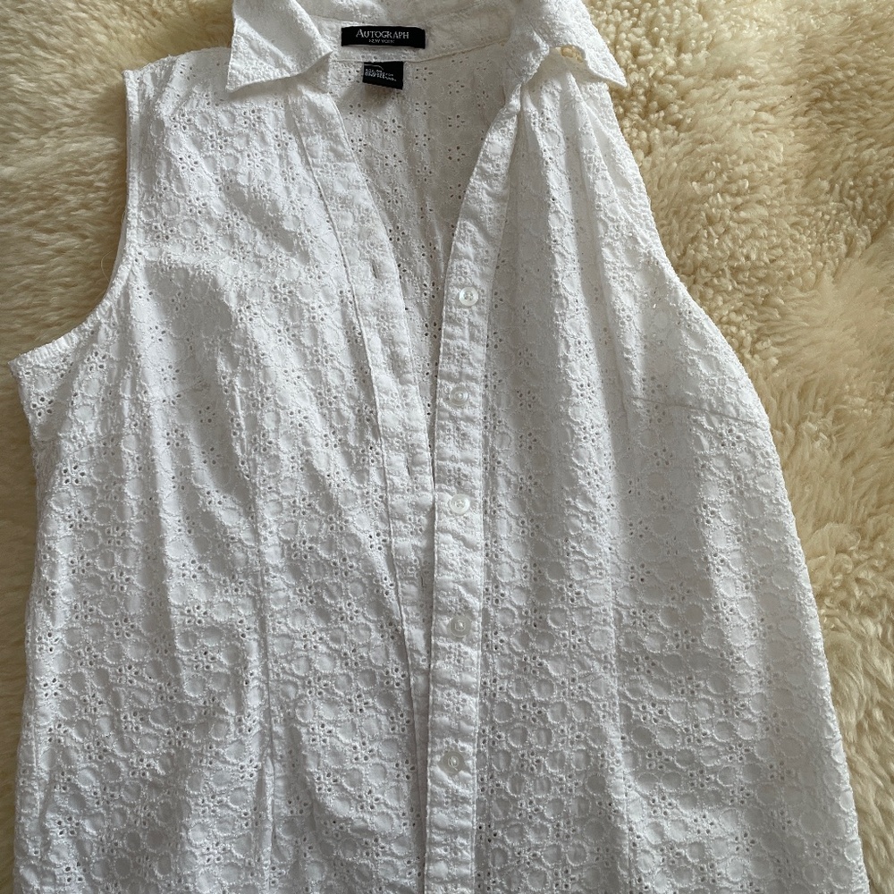 Size M. Sleeveless blouse.